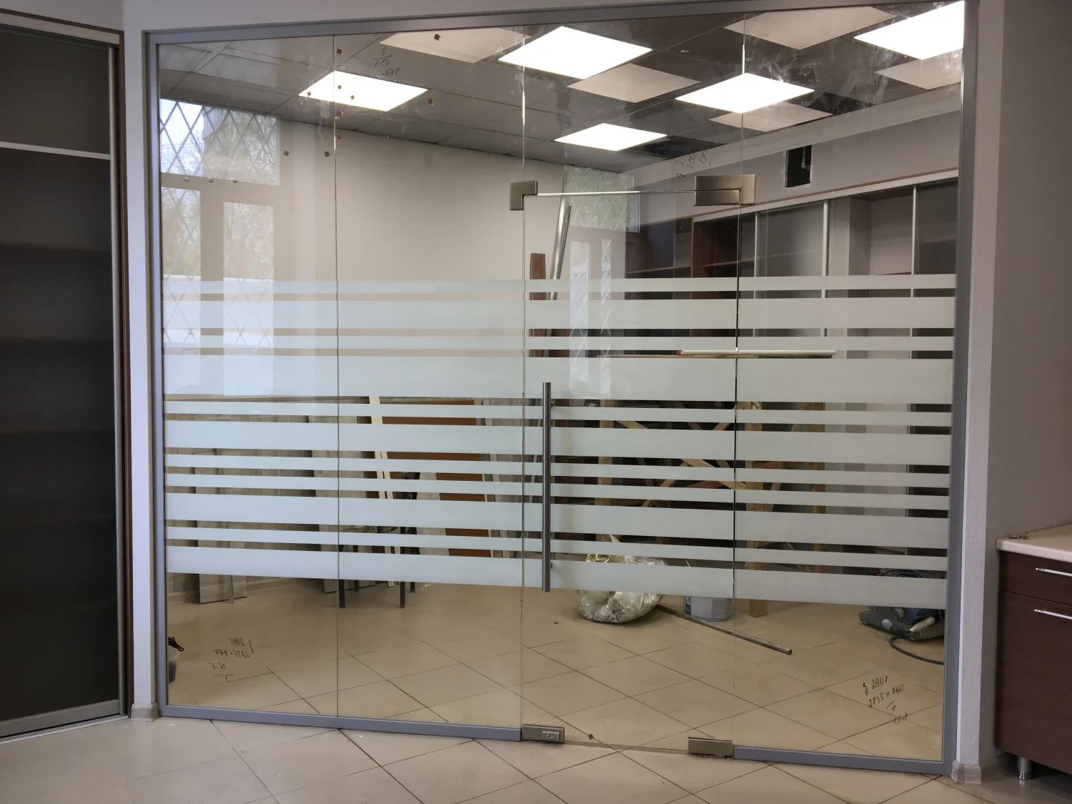 Перегородка с пленкой в полоску