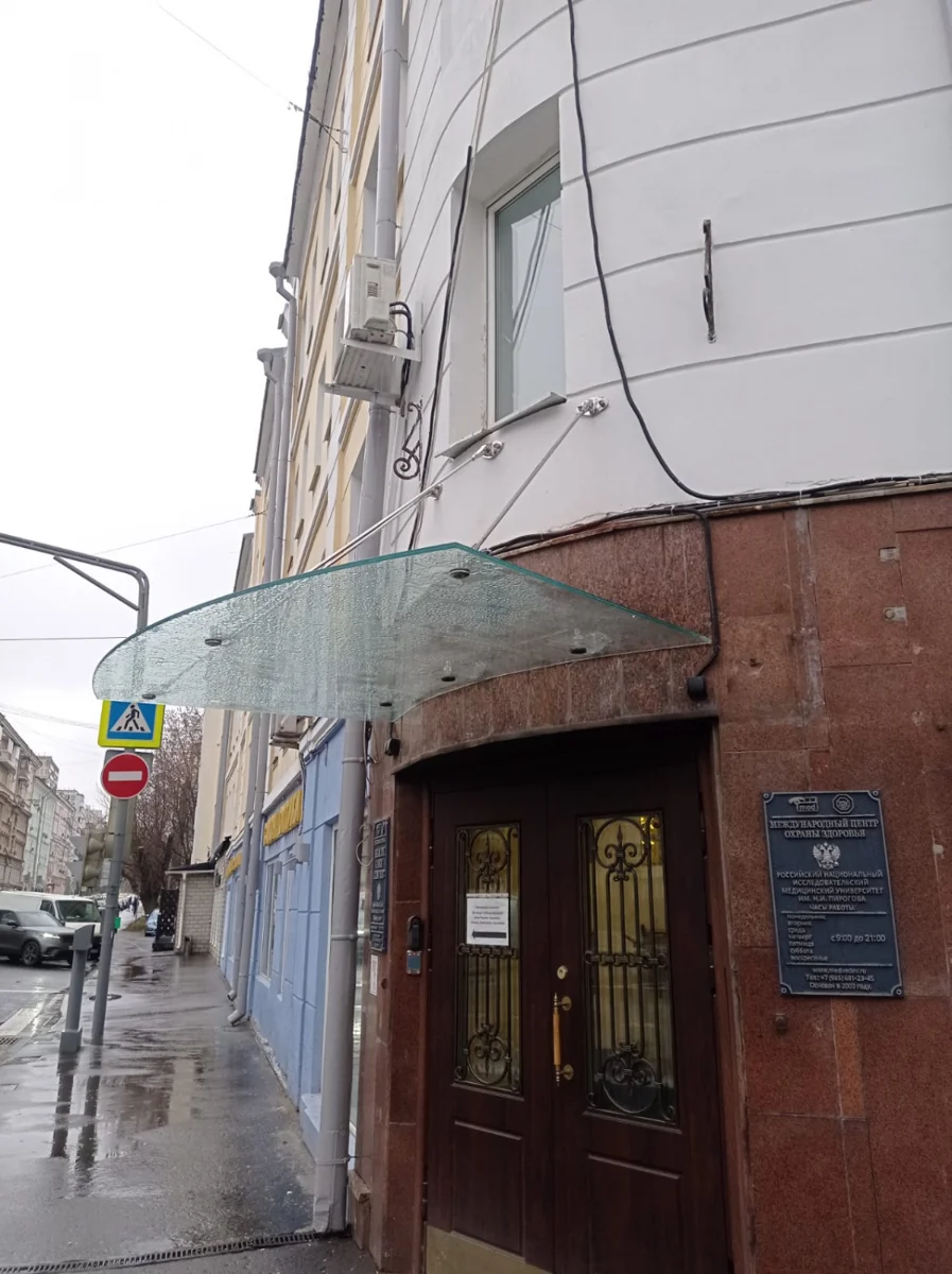 Стеклянный козырек из листа на подвесах