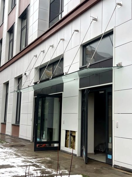 Протяжённый козырёк из стекла на вантовых тягах