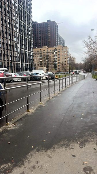 Пешеходное ограждение из нержавеющей стали вдоль проезжей части