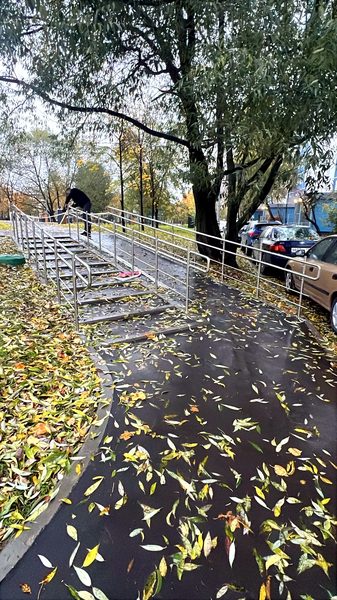 Пандус и лестница с поручнями из нержавеющей стали